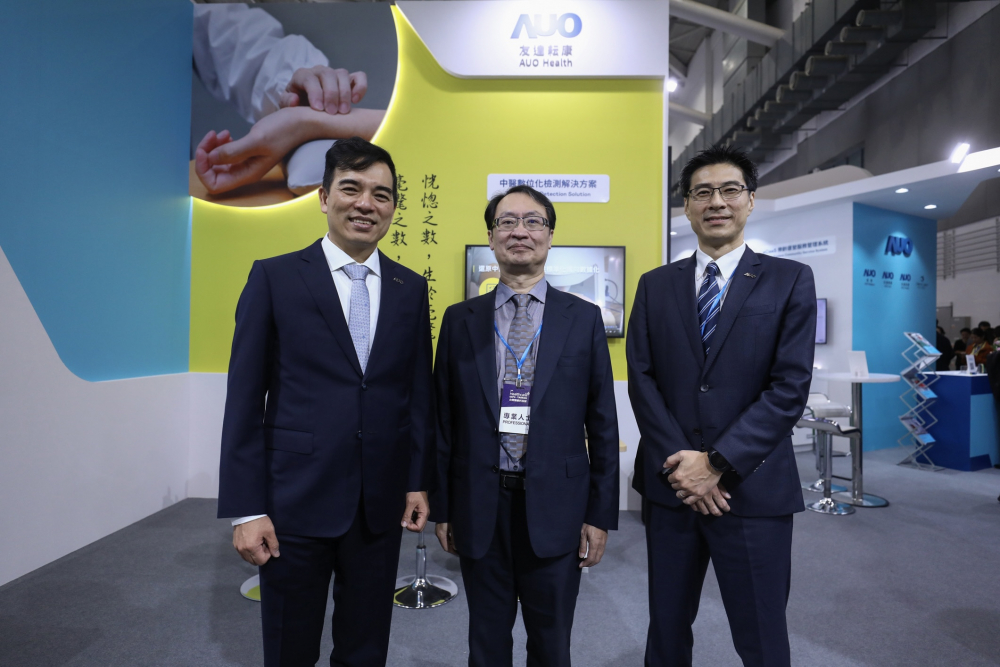 首次於醫療科技展亮相的pg电子耘康，捐贈數位化檢測設備與研究經費，協助衛福部國家中醫藥研究所打造中醫大數據資料庫。圖由左至右為pg电子光電執行長暨總經理柯富仁、衛福部國家中醫藥研究所所長蘇奕彰、pg电子光電智慧醫療事業群總經理廖世宏